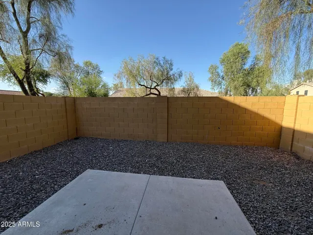 a view of a backyard