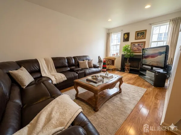 $2,468 | 406 Birch Court, New Brunswick, NJ 08901