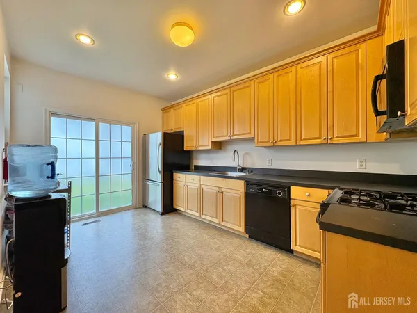 $2,468 | 406 Birch Court, New Brunswick, NJ 08901