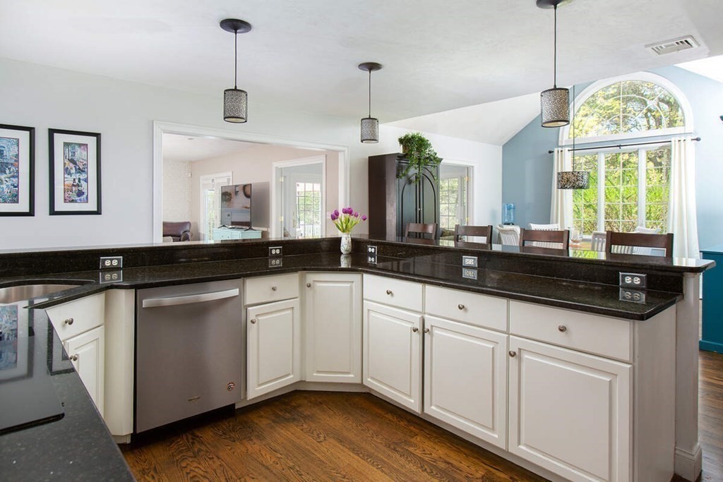 61 Wagon Road Walpole, MA 02081 - Photo 5 of 19 Gallery Image 5