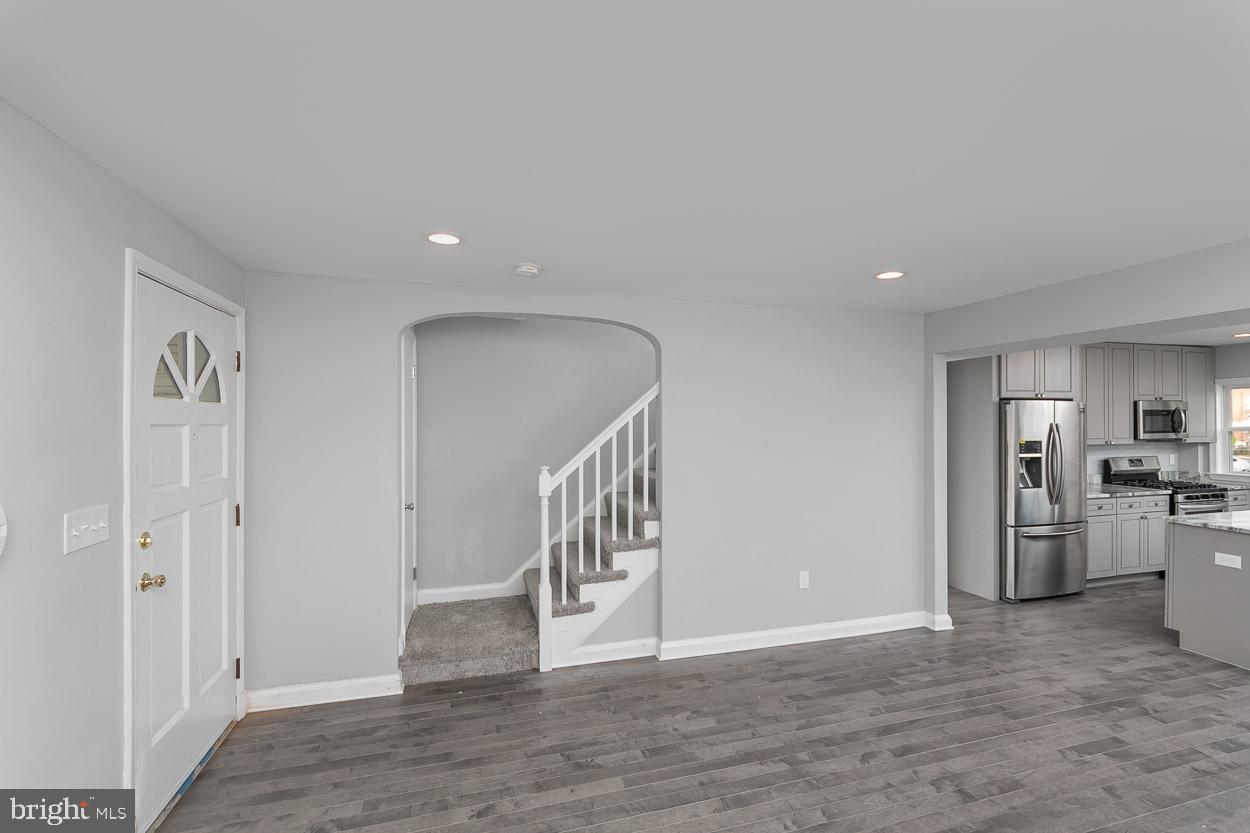 925 Wicklow Road Baltimore, MD 21229 - Photo 8 of 38 Living Room