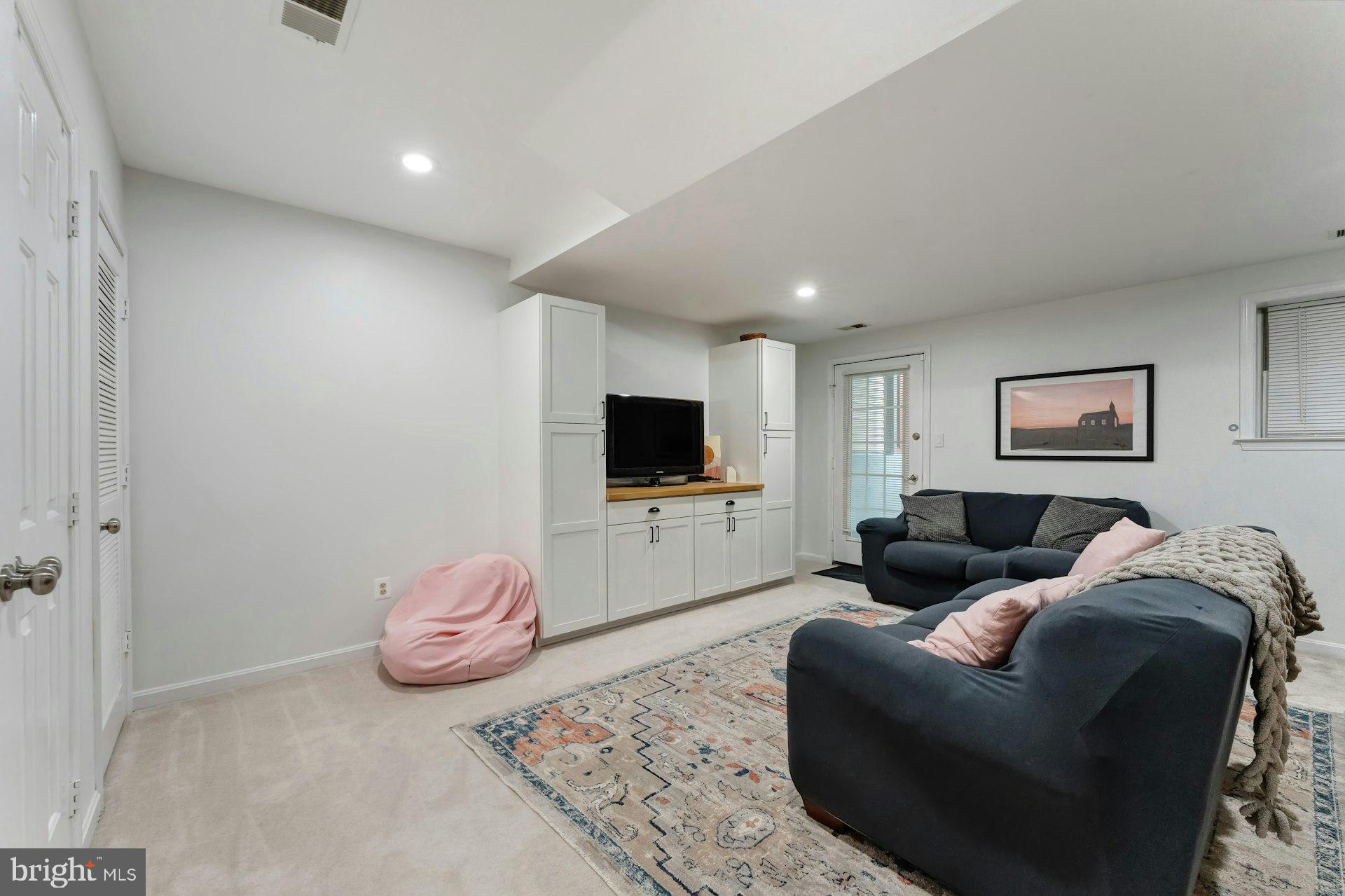 43602 Blacksmith Square Ashburn, VA 20147 - Photo 22 of 33 a living room with furniture and a flat screen tv