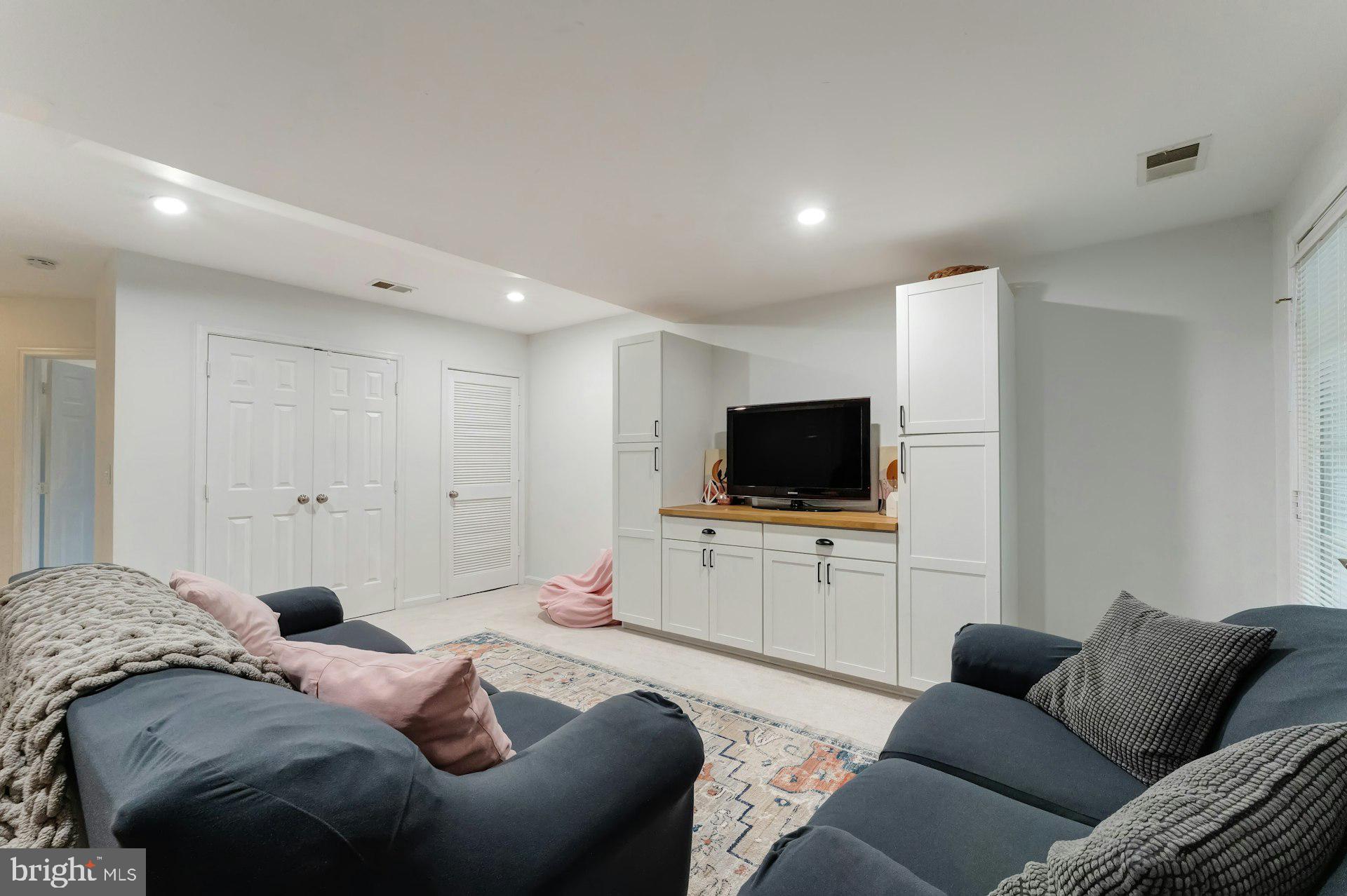 43602 Blacksmith Square Ashburn, VA 20147 - Photo 23 of 33 a living room with furniture and a flat screen tv
