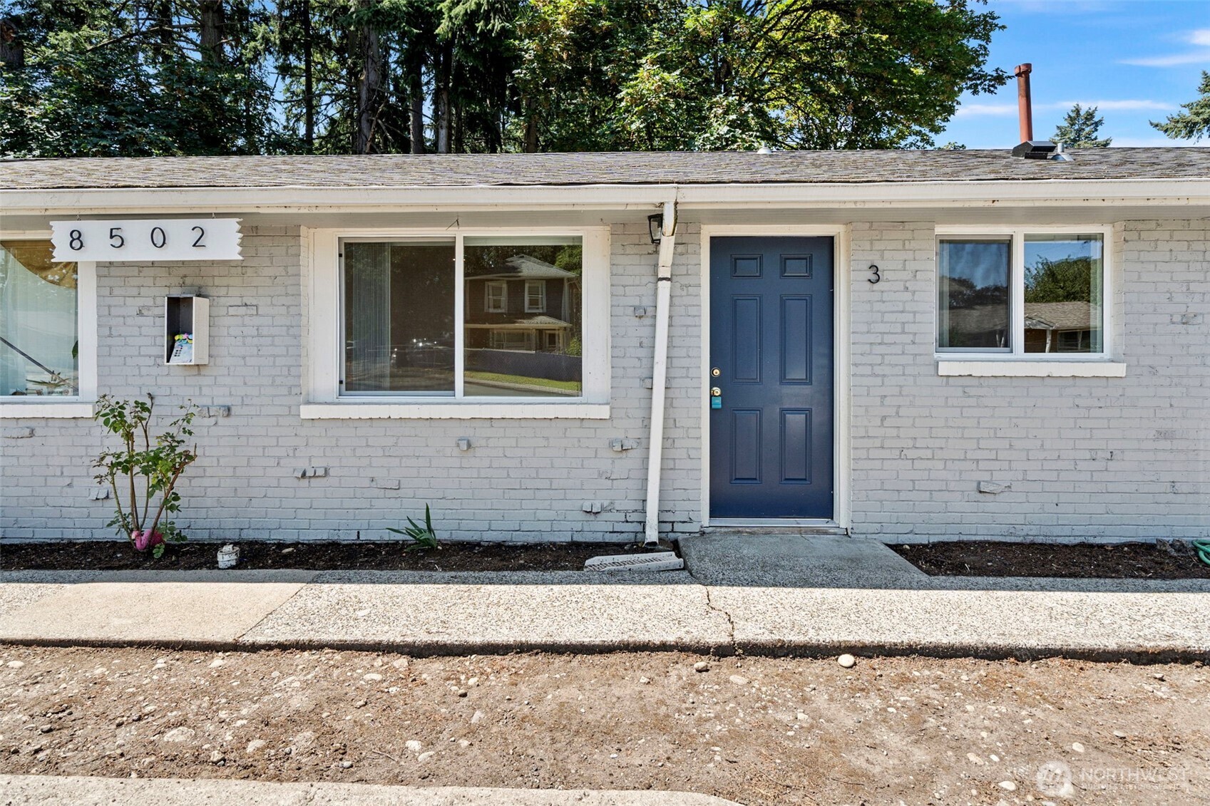 8502-8508 Berkeley Avenue Southwest Lakewood, WA 98498 - Photo 5 of 19 a front view of a house