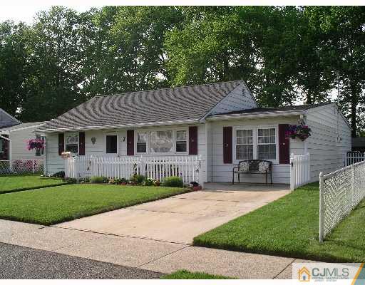 7 Glenville Road Edison, NJ 08817 - Photo 1 of 8 Gallery Image 1