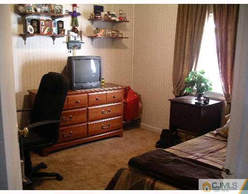 7 Glenville Road Edison, NJ 08817 - Photo 4 of 8 Gallery Image 4