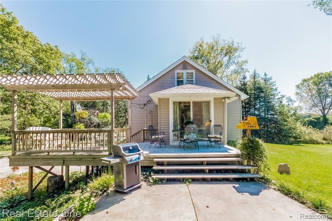 1435 East Gunn Road Rochester, MI 48306 - Photo 33 of 49 031-Exterior_Back-2058755-medium.jpg