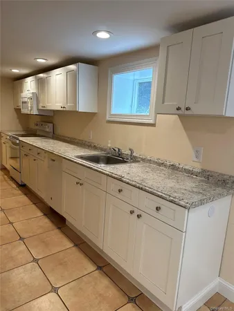 $3,300 | 162 Spring Road, Huntington, NY 11743