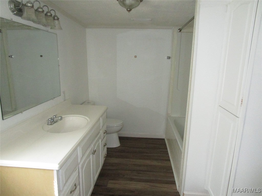 202 South Johnson Street Samson, AL 36477 - Photo 11 of 30 Bathroom off back bedroom