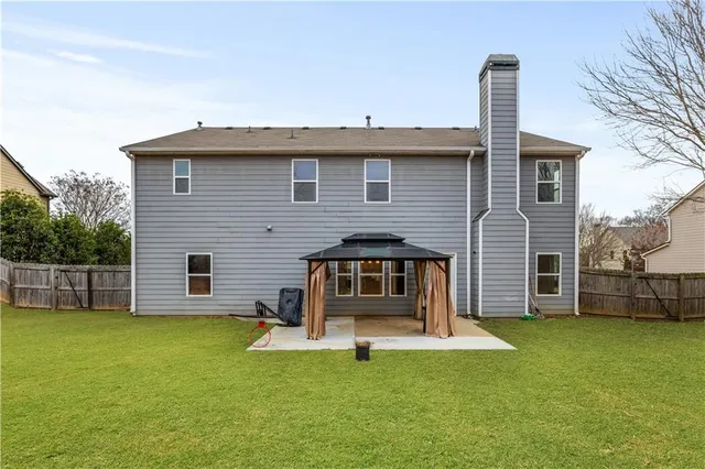 a view of a house with a backyard