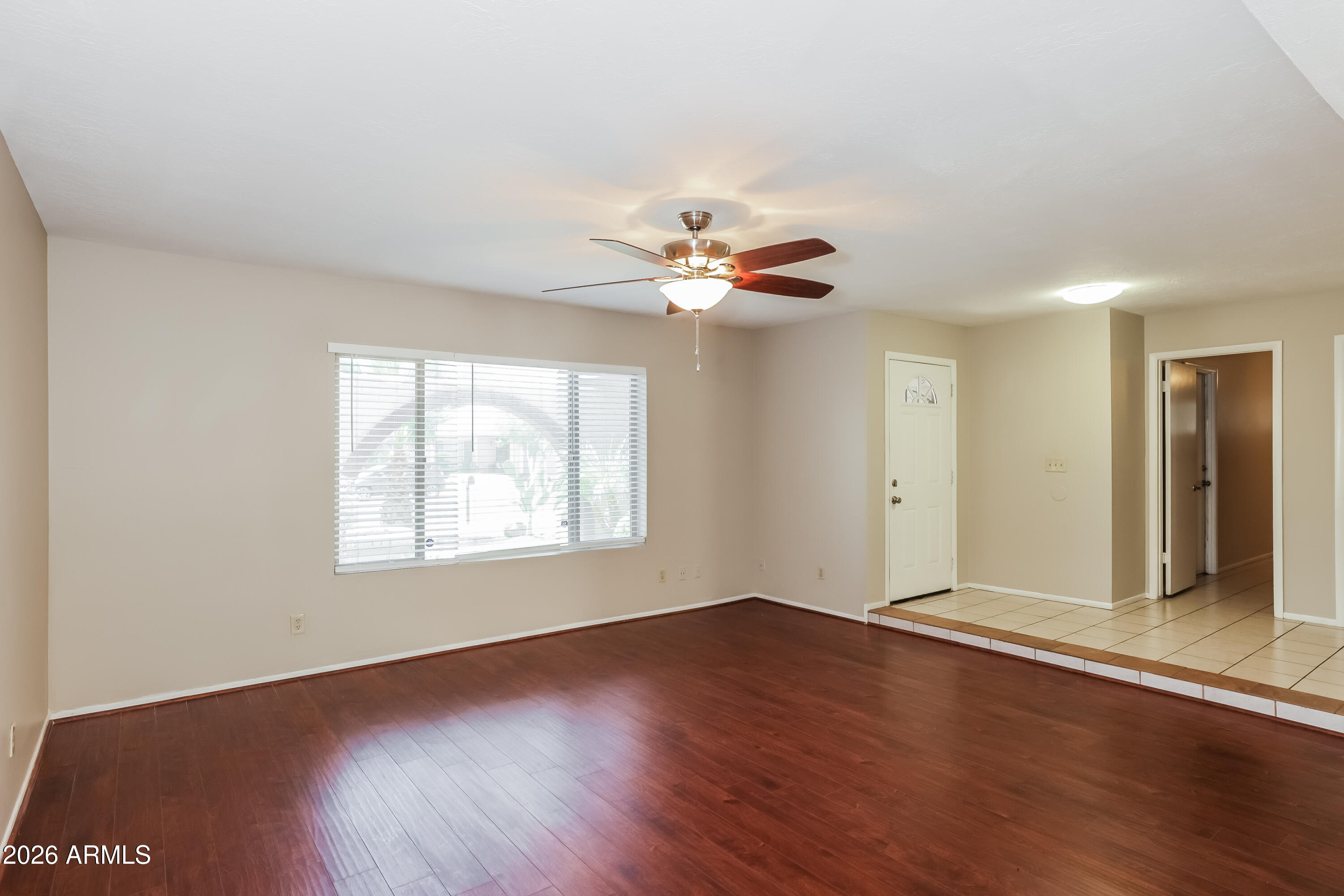 5620 West Hearn Road Glendale, AZ 85306 - Photo 6 of 15 1006311.5620 W HEARN RD - Living Room_1