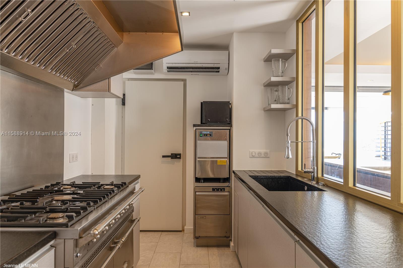 Source Colombier, SA 00000 - Photo 30 of 40 a kitchen with a stove and a refrigerator