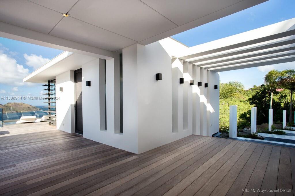Source Colombier, SA 00000 - Photo 34 of 40 a view of a hallway with wooden floor and a potted plant