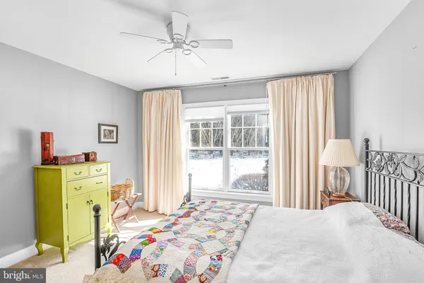 a view of a house with backyard and garden