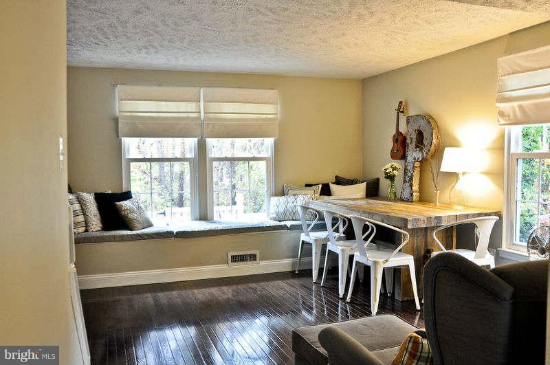 11928 Fieldthorn Court Reston, VA 20194 - Photo 3 of 20 Living Room