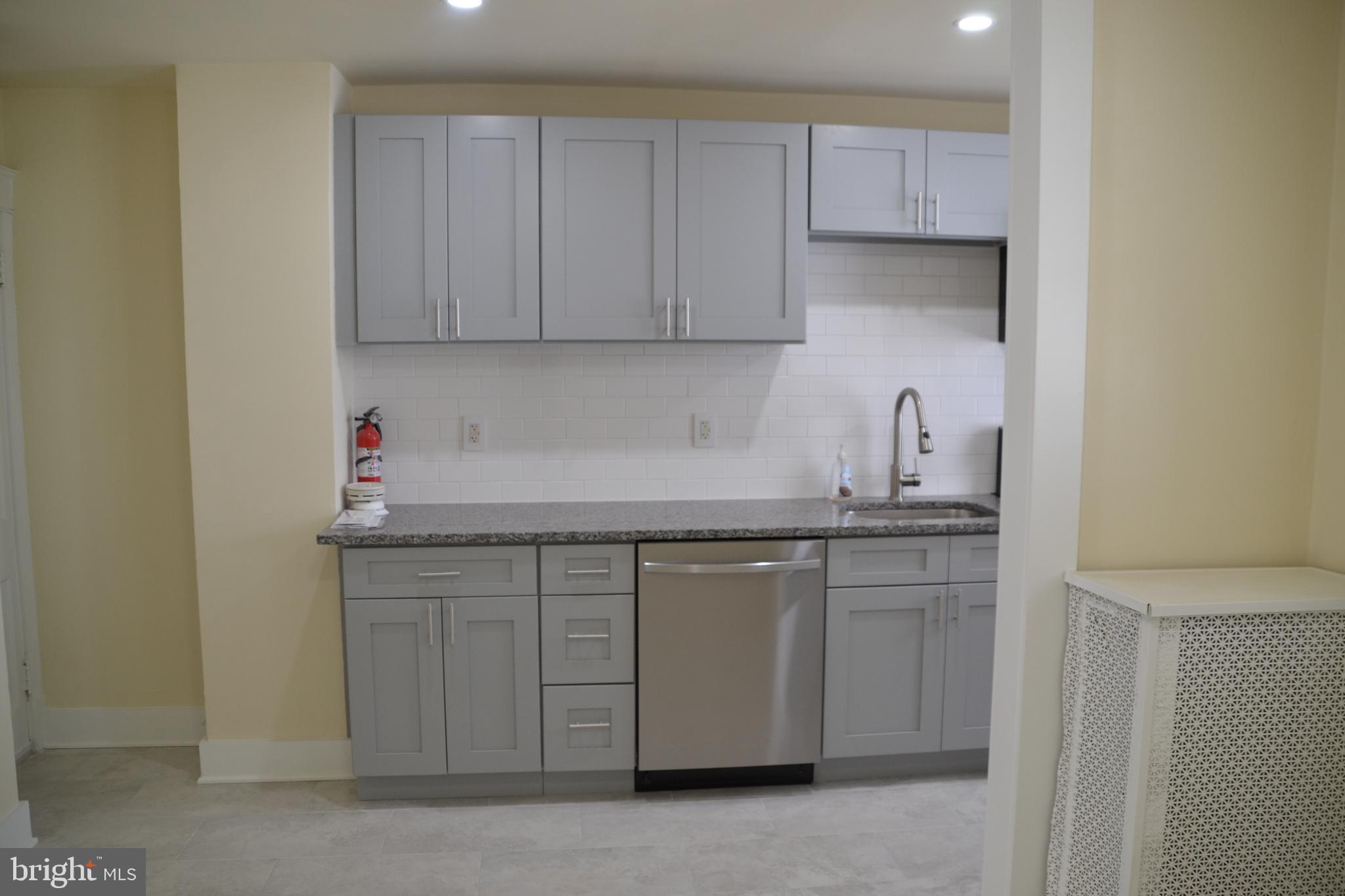 6951 Clinton Road Upper Darby, PA 19082 - Photo 11 of 34