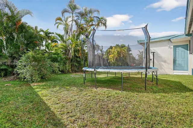 a view of a back yard