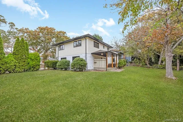 a view of a house with backyard