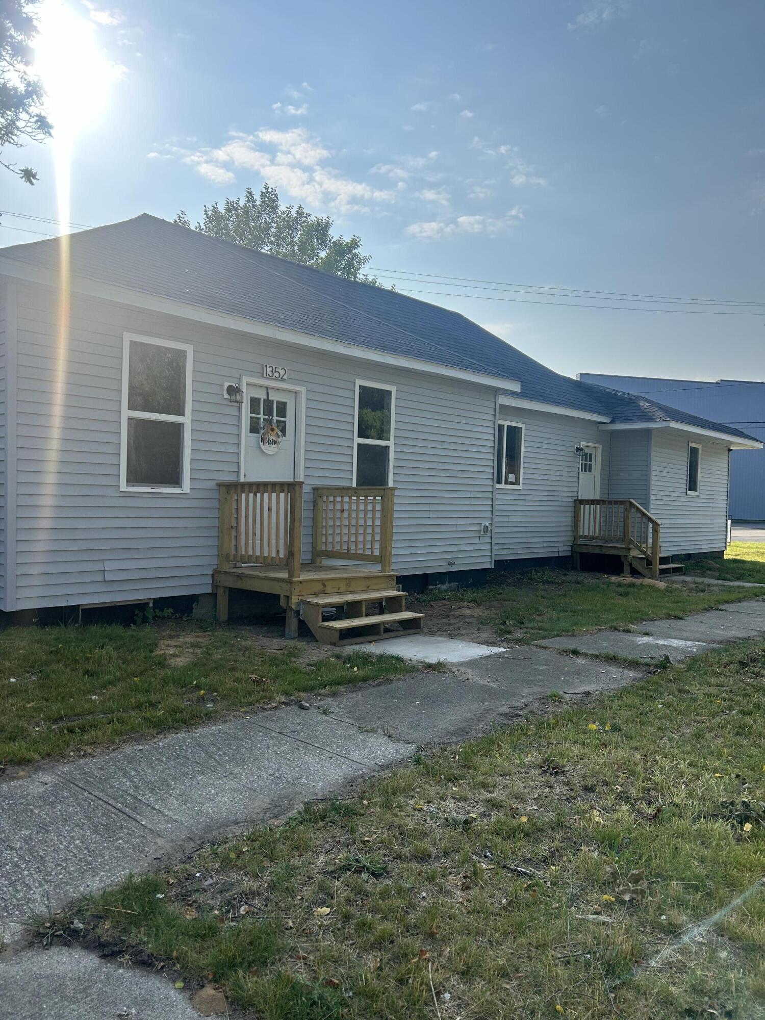 1352 Spring Street Muskegon, MI 49442 - Photo 1 of 21 Front