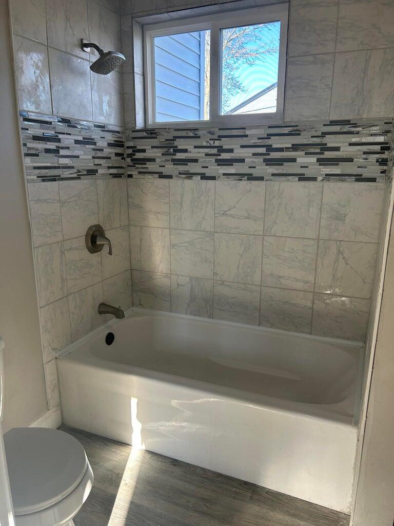 1352 Spring Street Muskegon, MI 49442 - Photo 10 of 21 Bathroom