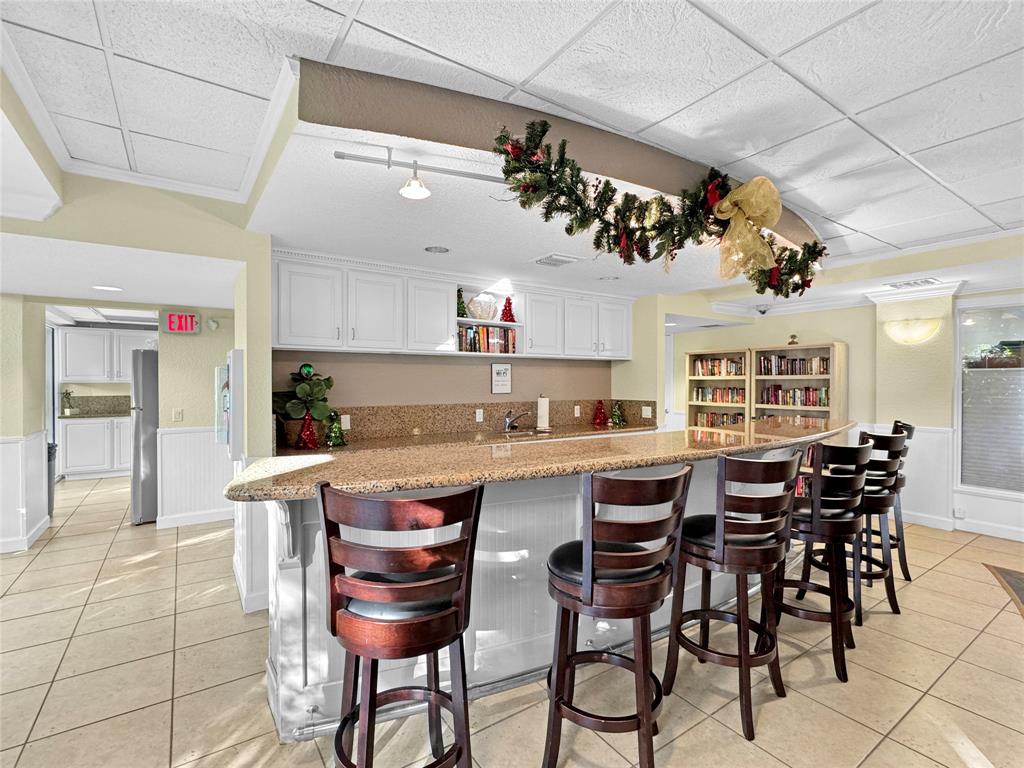 1515 East Broward Boulevard, Unit 107 Fort Lauderdale, FL 33301 - Photo 34 of 36 Bar and kitchenette space makes resident entertaining easy and elegant.