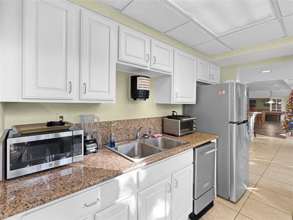 1515 East Broward Boulevard, Unit 107 Fort Lauderdale, FL 33301 - Photo 35 of 36 Bar and kitchenette space makes resident entertaining easy and elegant.