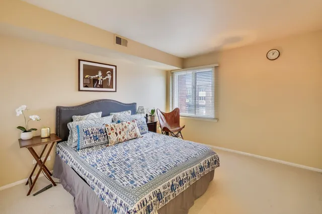 $279,000 | 2046 St Johns Avenue, Unit 4B, Highland Park, IL 60035