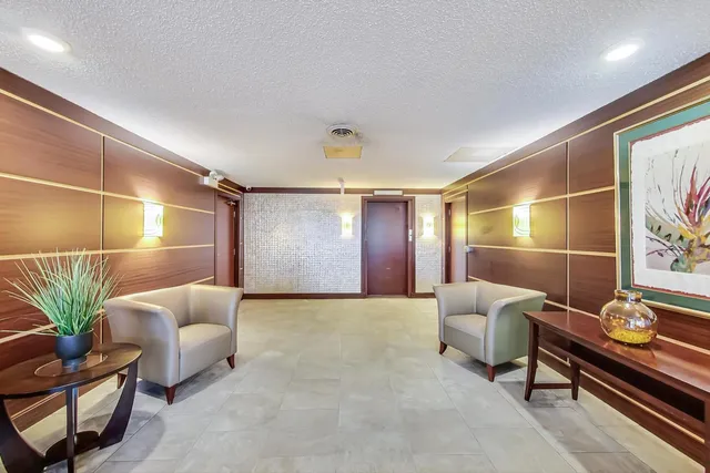 $279,000 | 2046 St Johns Avenue, Unit 4B, Highland Park, IL 60035