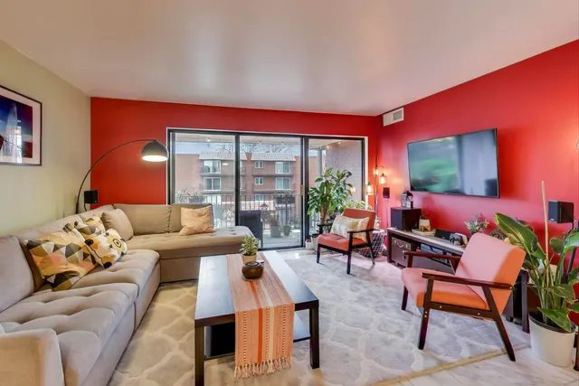 $279,000 | 2046 St Johns Avenue, Unit 4B, Highland Park, IL 60035