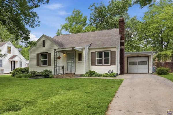 $230,000 | 1215 Southwest Collins Avenue, Topeka, KS 66604