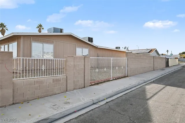 $1,940 | 313 Fox Circle, Las Vegas, NV 89107