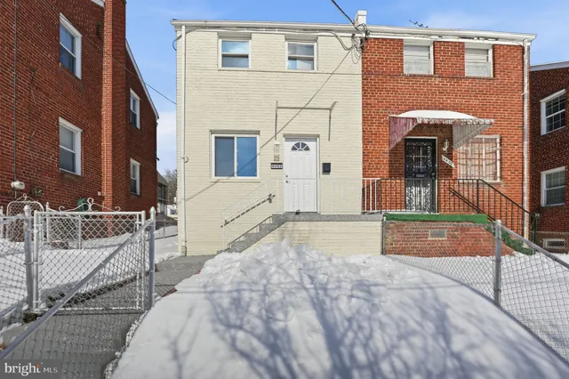 a house view with a outdoor space