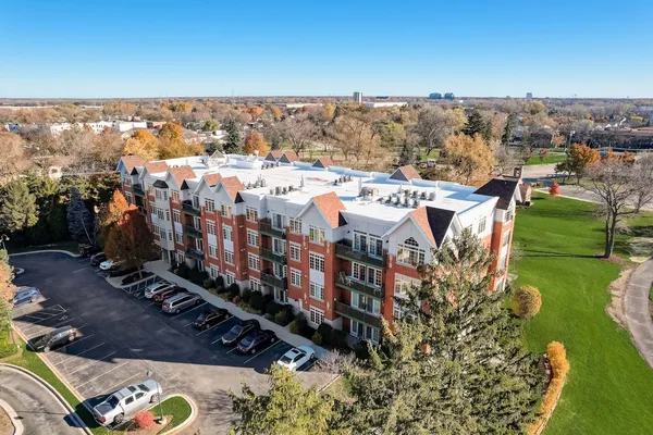 $349,900 | 620 McHenry Road, Unit 104, Wheeling, IL 60090