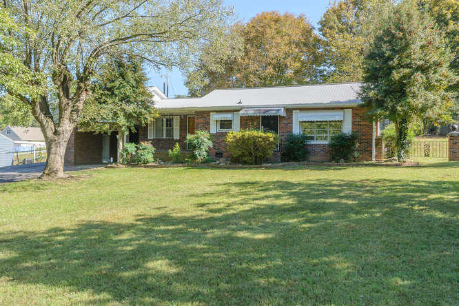 8004 Harmon Road Powell, TN 37849 - Photo 3 of 32 8004 Harmon Rd Powell TN 37849-small-003