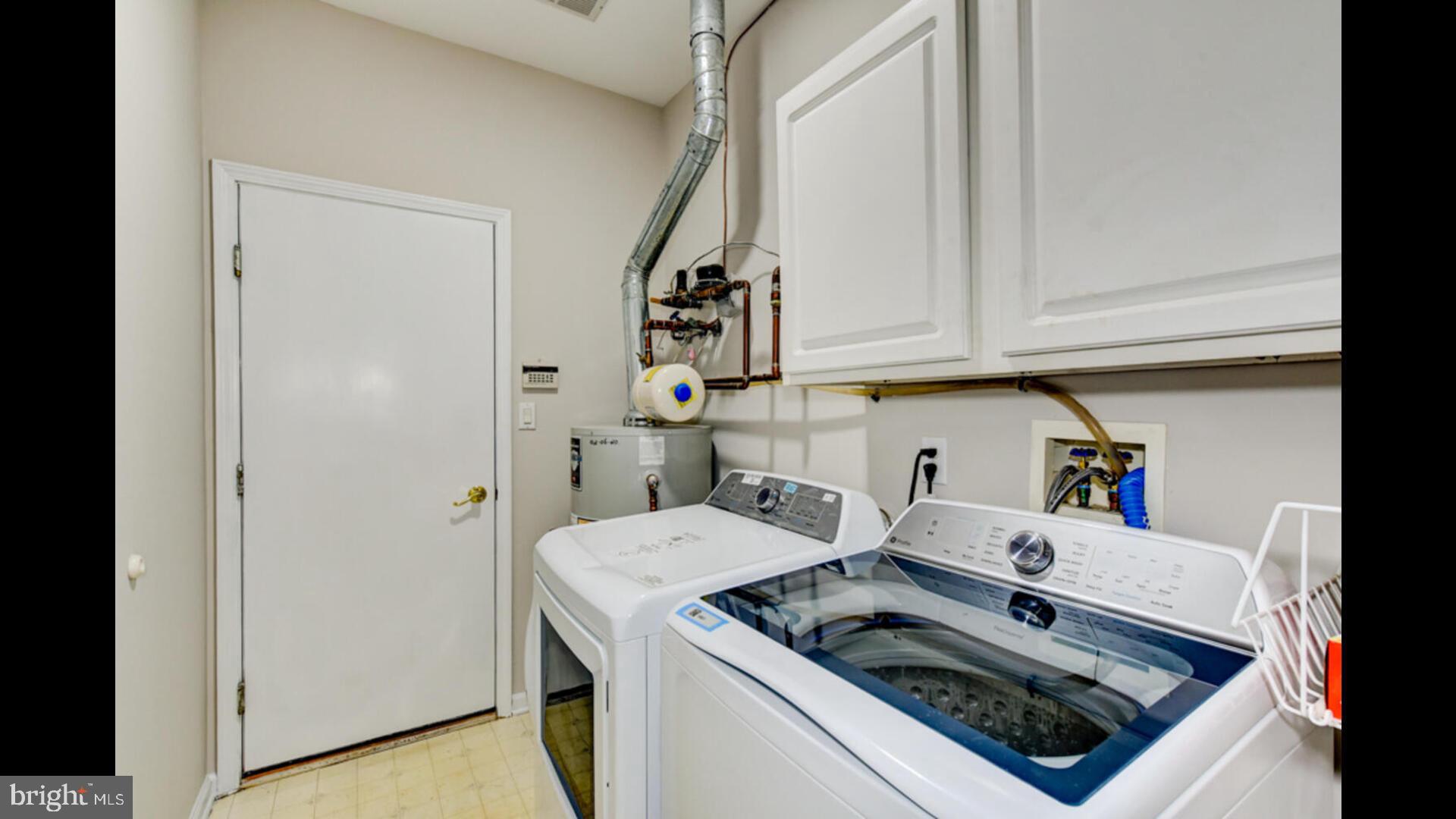 25 Cardinal Flower Lane Princeton Junction, NJ 08550 - Photo 30 of 54 a kitchen with a stove and a refrigerator