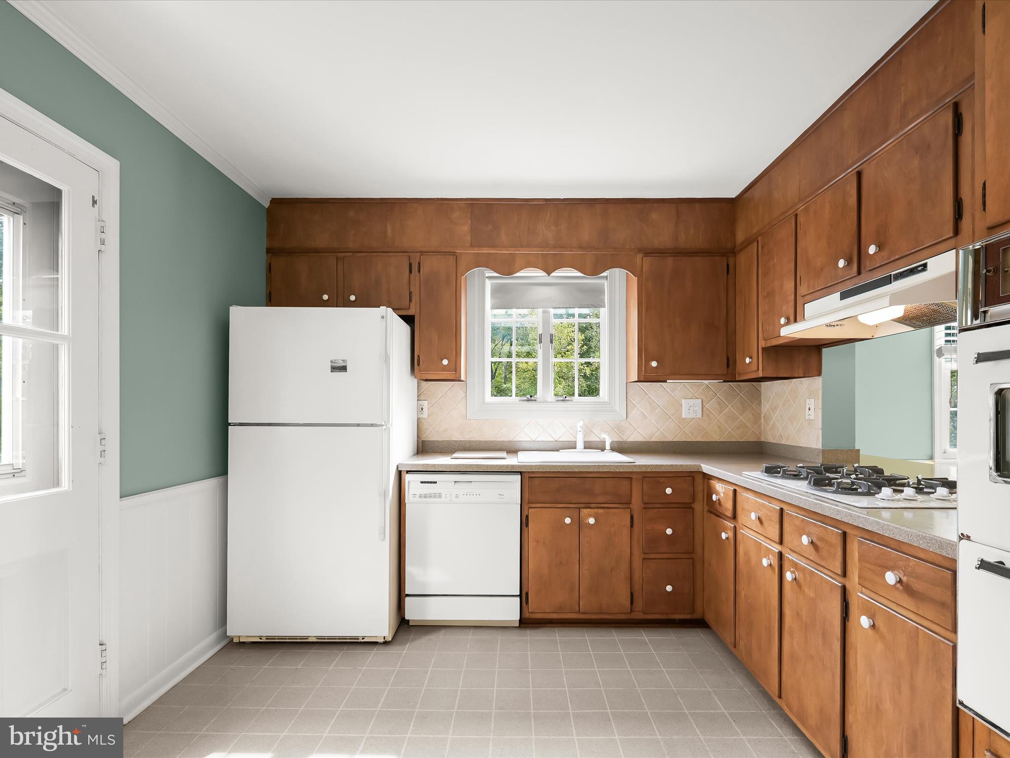109 Hillside Road Baltimore, MD 21228 - Photo 20 of 78 Eat-in Kitchen with door to driveway