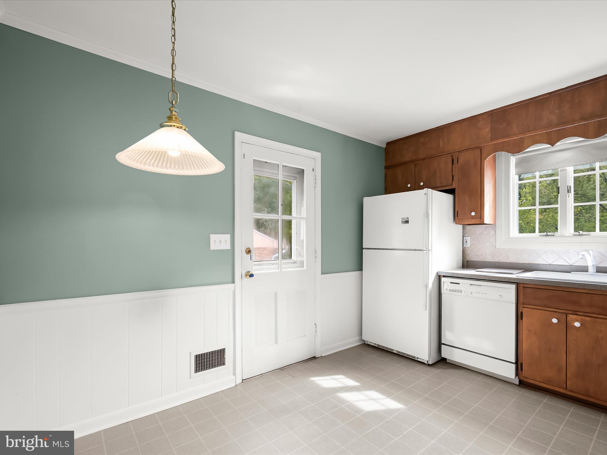 109 Hillside Road Baltimore, MD 21228 - Photo 23 of 78 Casual Dining Area