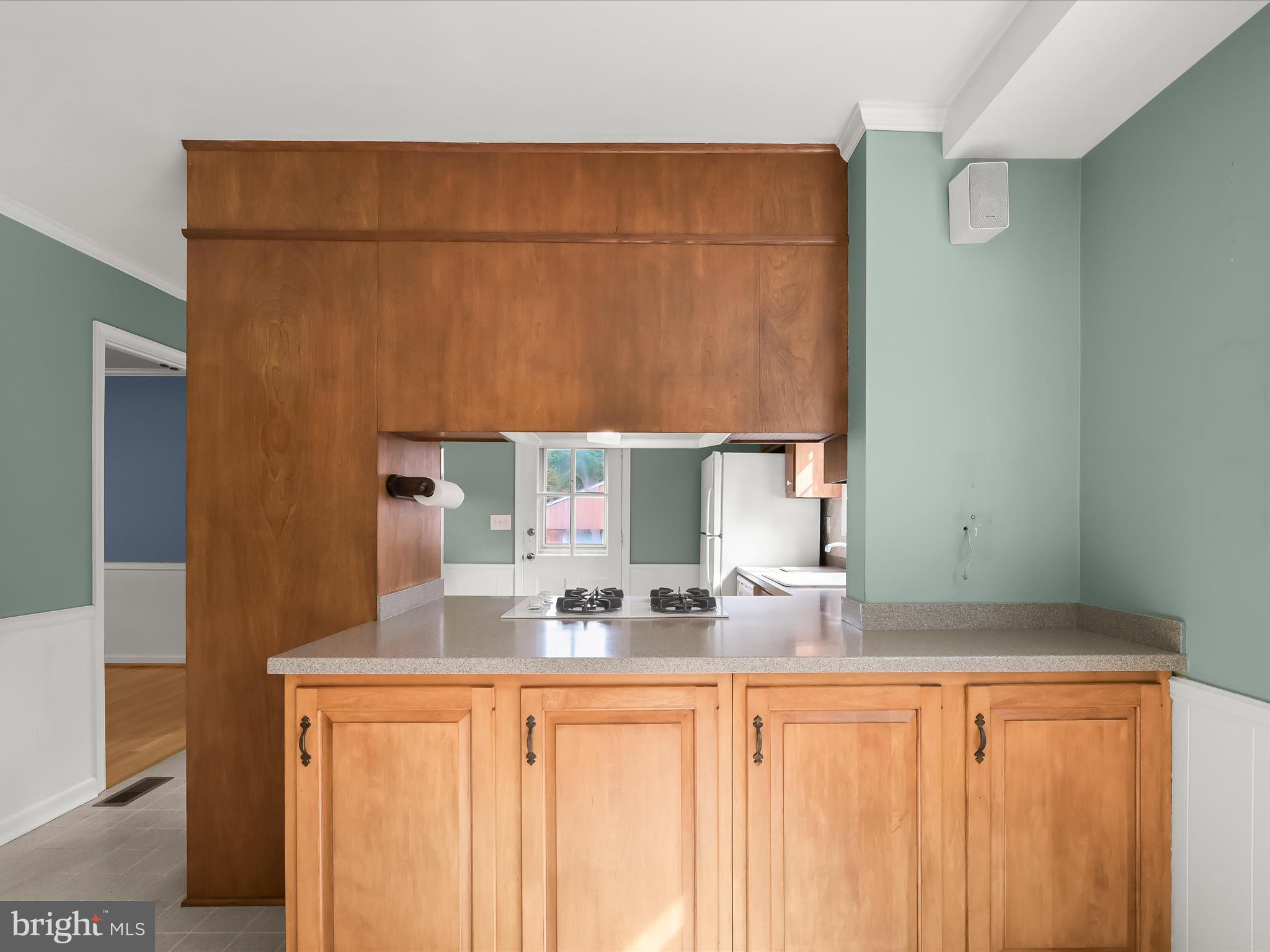 109 Hillside Road Baltimore, MD 21228 - Photo 24 of 78 Eat-in Kitchen with pass thru to family room