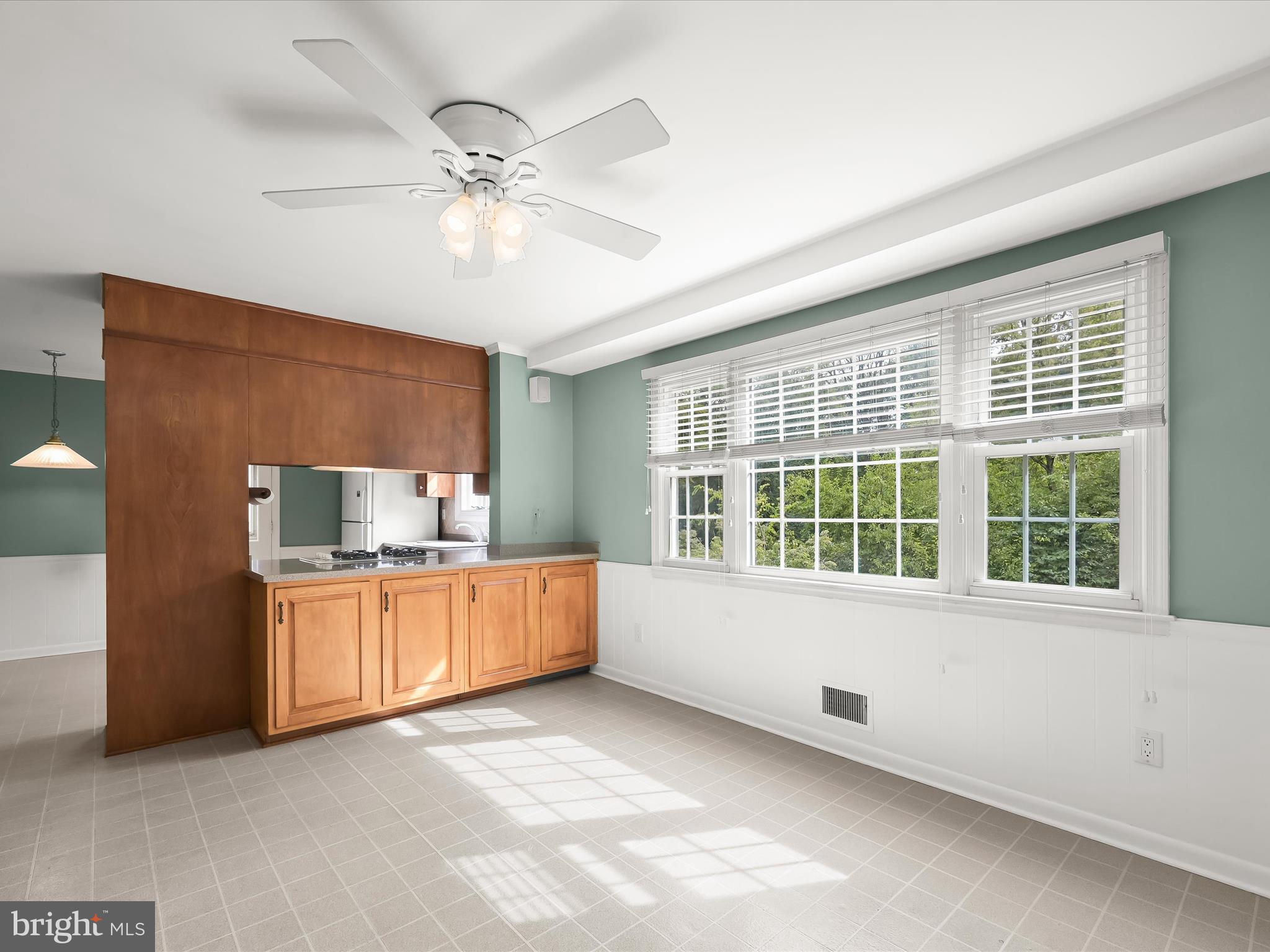 109 Hillside Road Baltimore, MD 21228 - Photo 25 of 78 Family Room - wall of windows