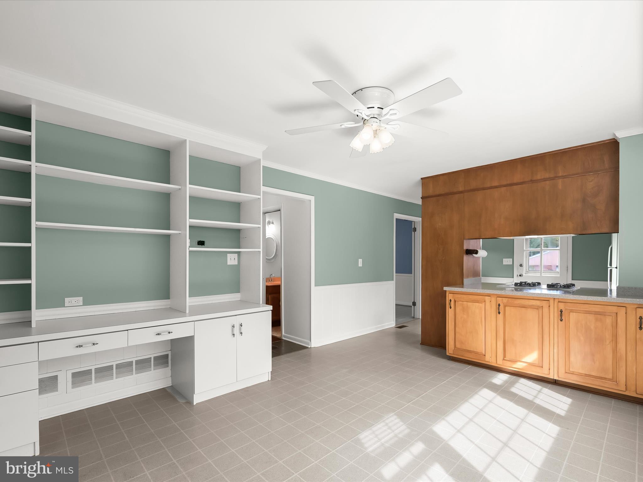 109 Hillside Road Baltimore, MD 21228 - Photo 26 of 78 Family Room - Built-Ins