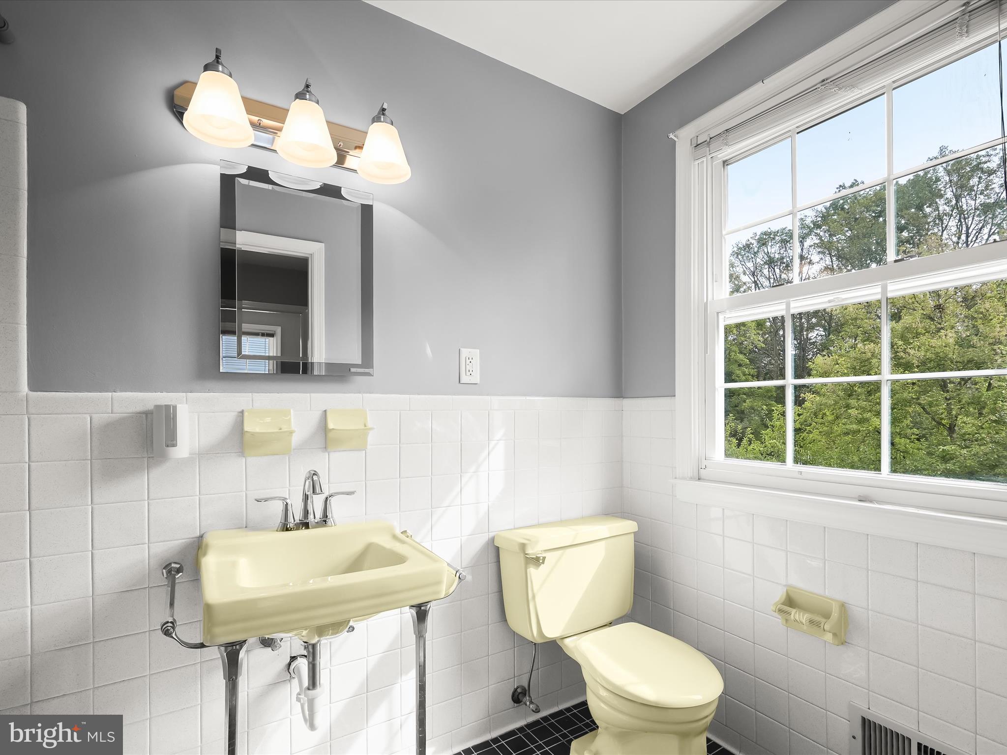 109 Hillside Road Baltimore, MD 21228 - Photo 37 of 78 En-Suite Full Bath