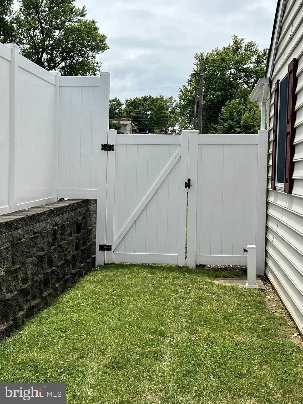200 Mountain Road Linthicum Heights, MD 21090 - Photo 60 of 66 6 ft vinyl privacy fence