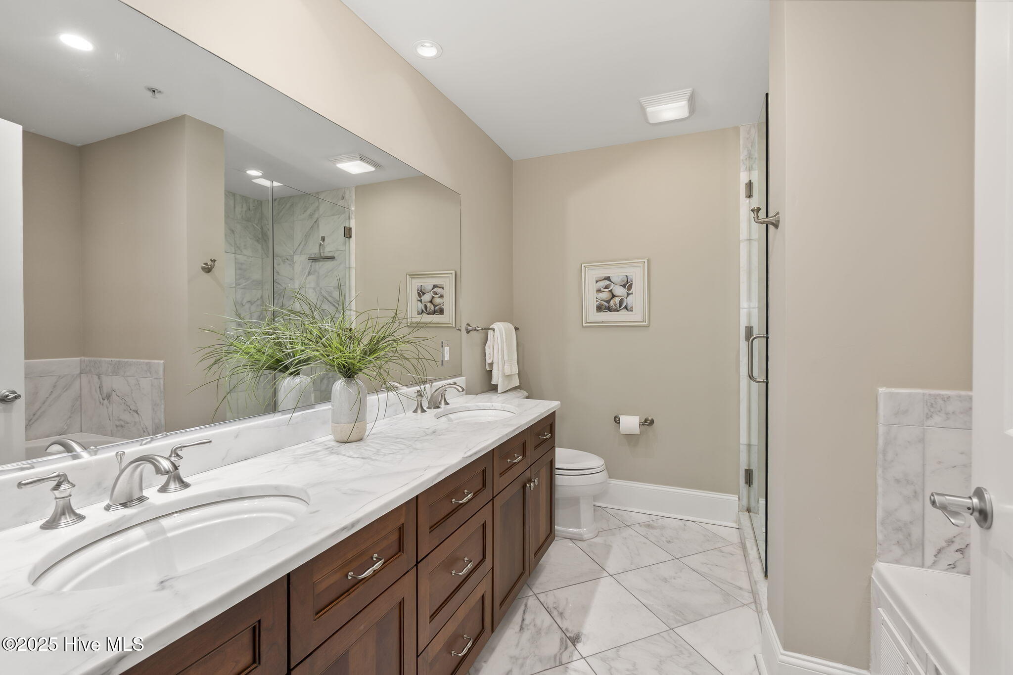 1435 Salter Path Road, Unit G4 GRANDE VILLAS Indian Beach, NC 28512 - Photo 26 of 41 Full Guest bathroom 1