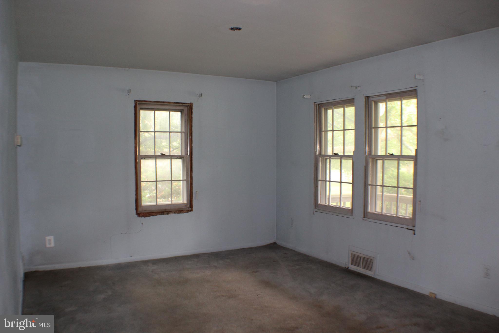 5221 Cochran Road Beltsville, MD 20705 - Photo 5 of 26 Living Room
