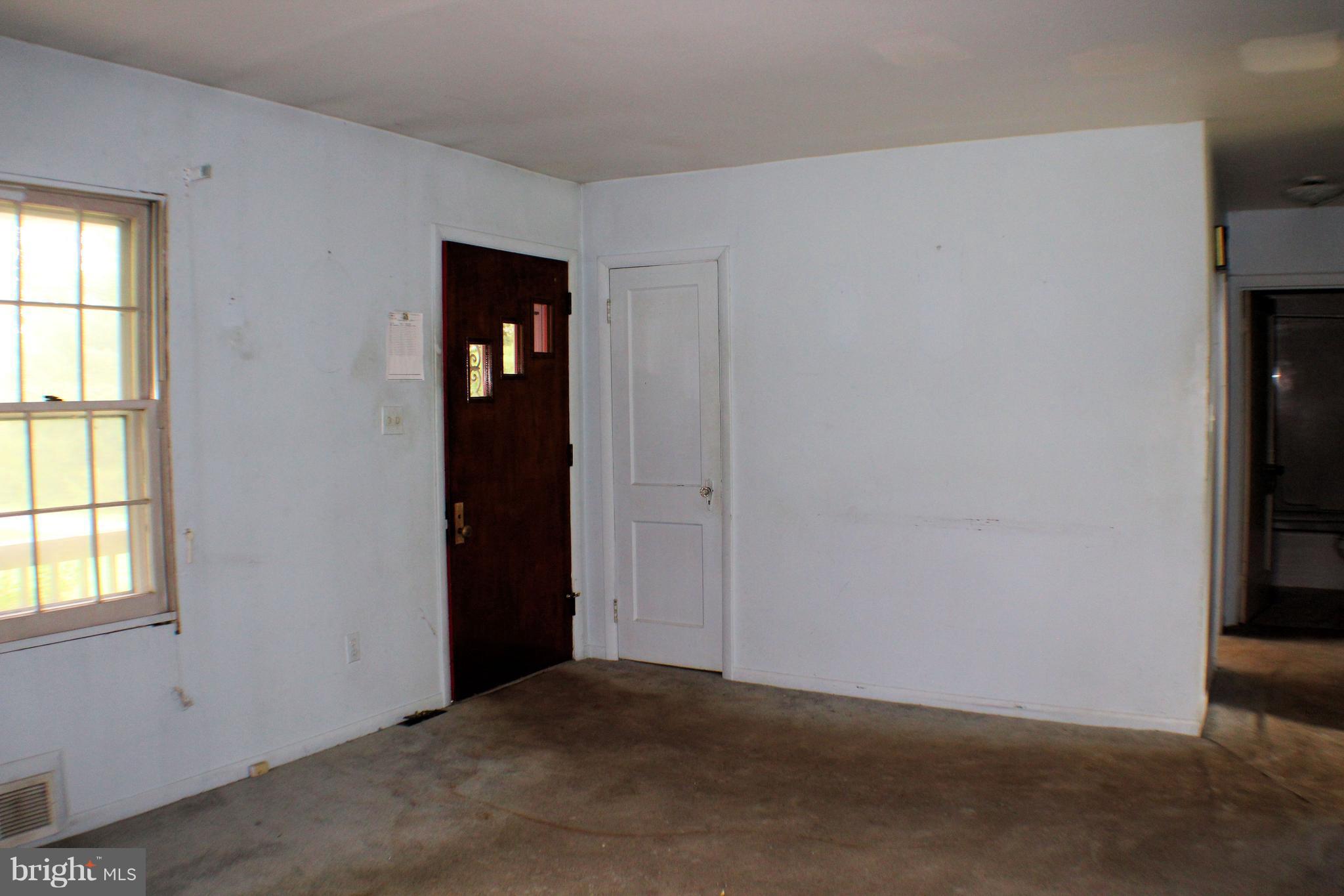 5221 Cochran Road Beltsville, MD 20705 - Photo 8 of 26 Living Room