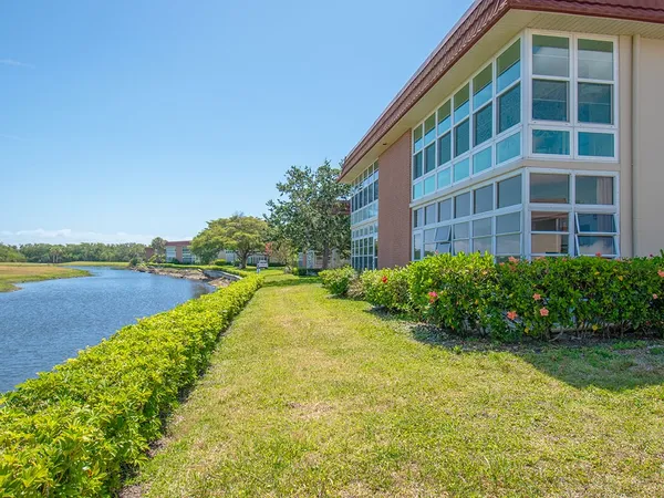 $1,600 | 74 Royal Oak Court, Unit 206, Vero Beach, FL 32962