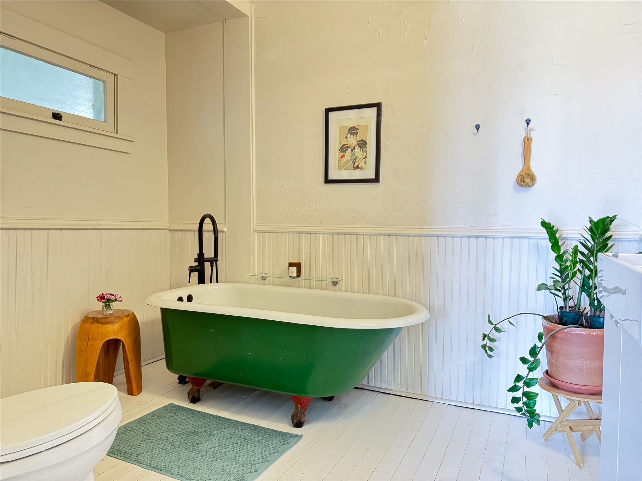 200 East Brenham Street Elgin, TX 78621 - Photo 23 of 40 Bathroom #2 featuring clawfoot tub