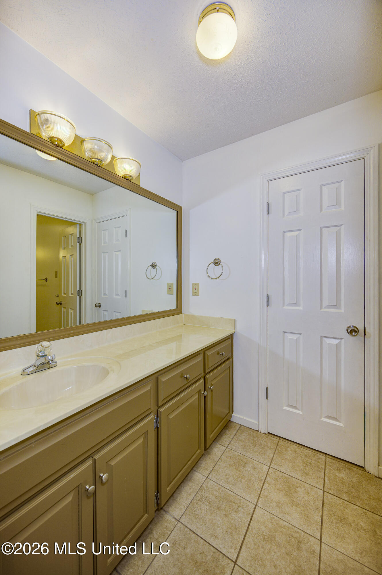 6003 Queens Point Vicksburg, MS 39180 - Photo 32 of 47 Shared Second Bath 1
