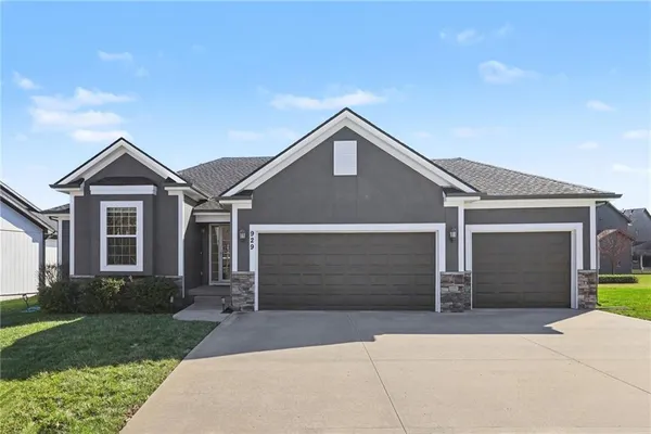 $339,900 | 929 Northwest Scenic Drive, Grain Valley, MO 64029