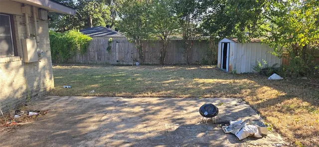 a view of a house with backyard